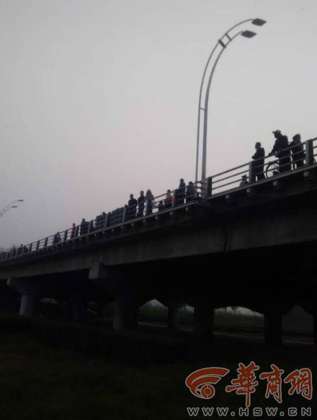 警察勘测现场市民围观