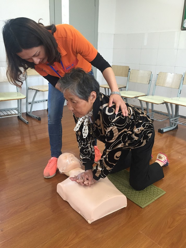 指导老人做心肺复苏CPR