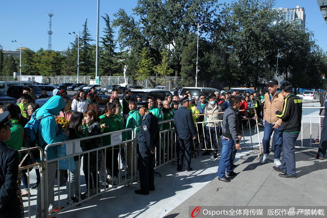 众多球迷在外守候