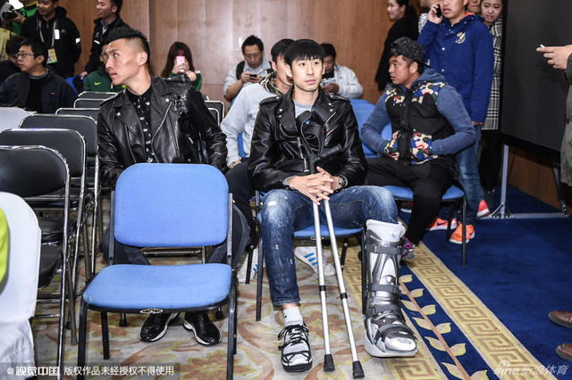 国安队友郎征拄拐到场 