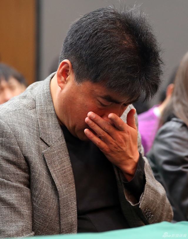 魏克兴擦拭眼泪