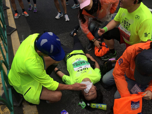 上马选手倒地心脏骤停