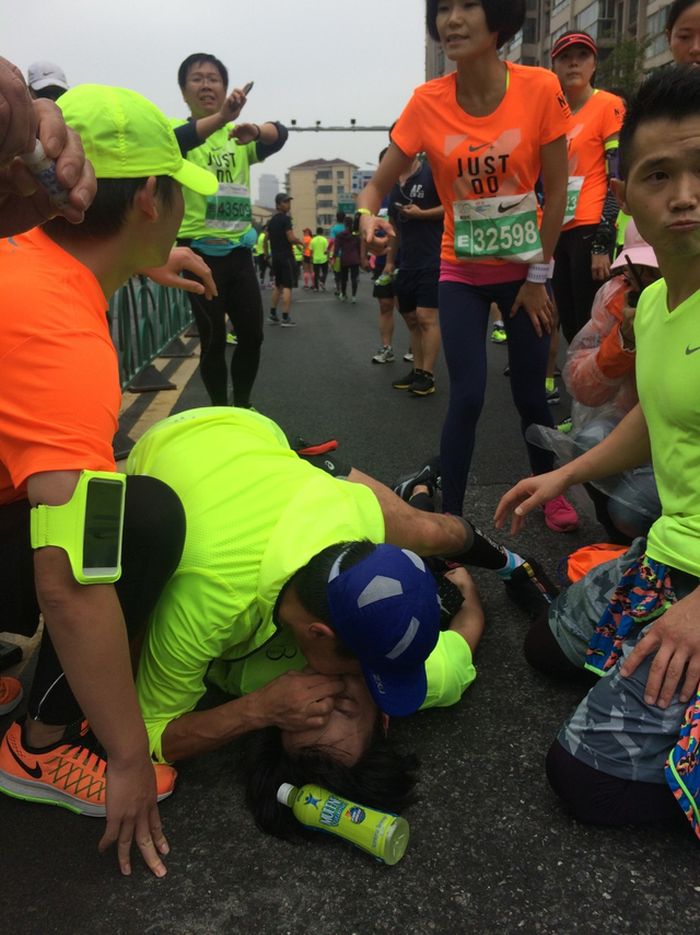 上马选手倒地心脏骤停