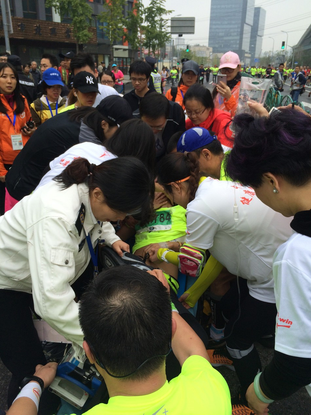 上马选手倒地心脏骤停