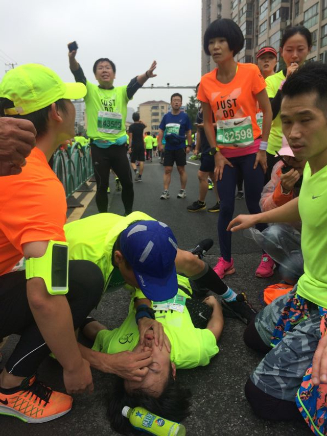 上马选手倒地心脏骤停