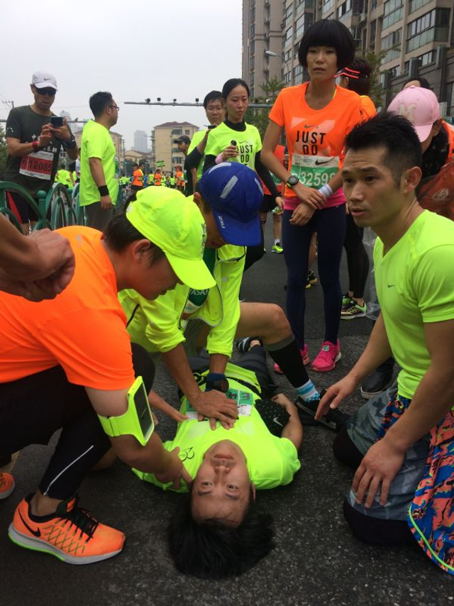 上马选手倒地心脏骤停