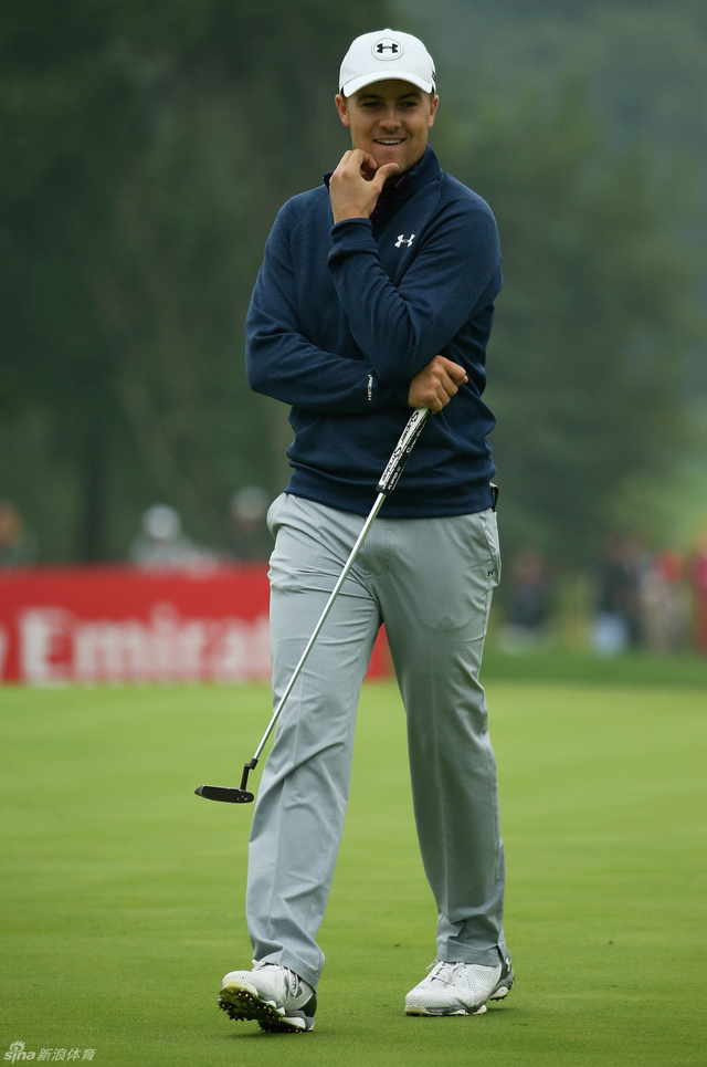 斯皮思露出笑容