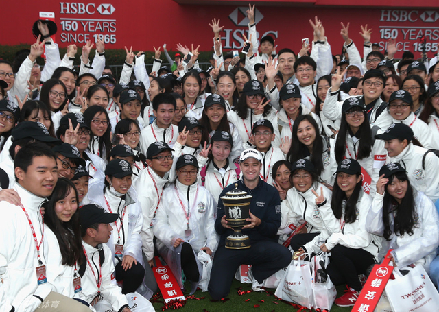 冠军与志愿者合影