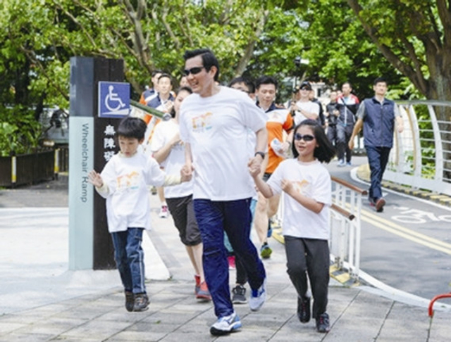 马英九牵着小朋友一起跑步