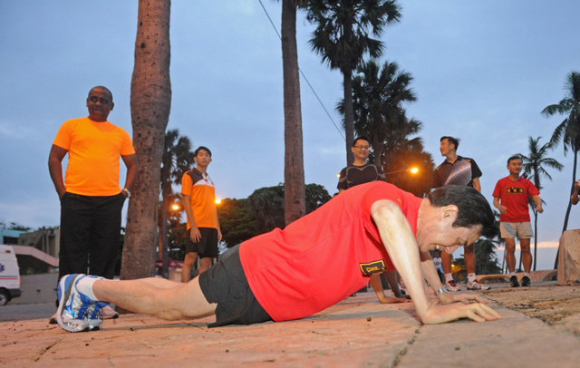 马英九跑步前先热身，做了80下伏地挺身