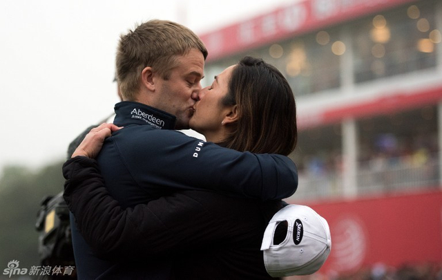 与妻子深情相拥