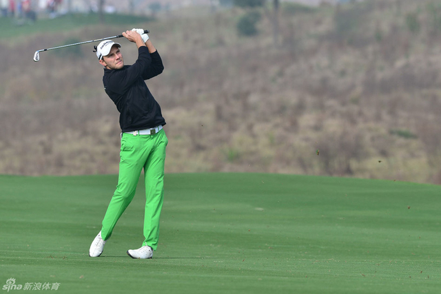 球手头戴黑丝带