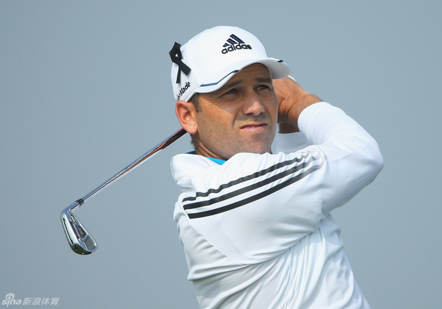 加西亚头戴黑丝带