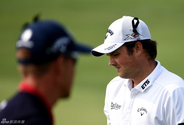 帕特里克－瑞德和斯滕森戴黑丝带