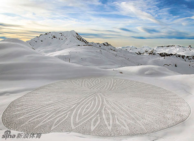 英国大叔踩雪作画