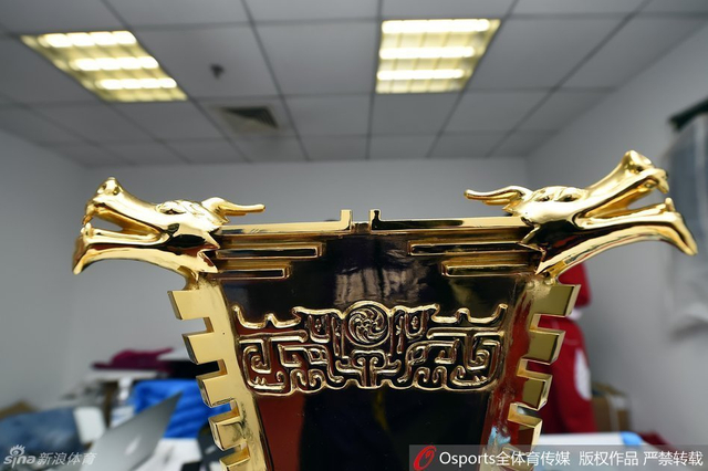 足协杯冠军奖杯细节照