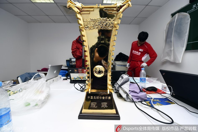 足协杯冠军奖杯细节照