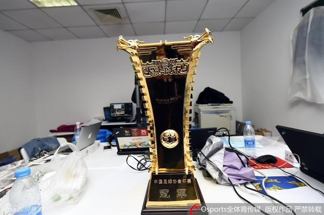 足协杯冠军奖杯细节照