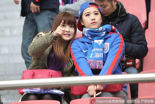 美女球迷亮眼