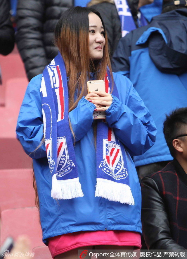 身穿申花球服助威