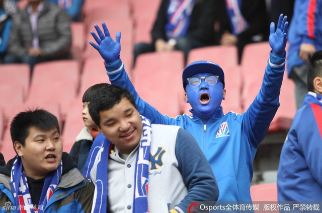 申花球迷全副武装