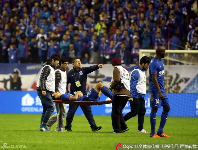 陶金受伤被抬下场