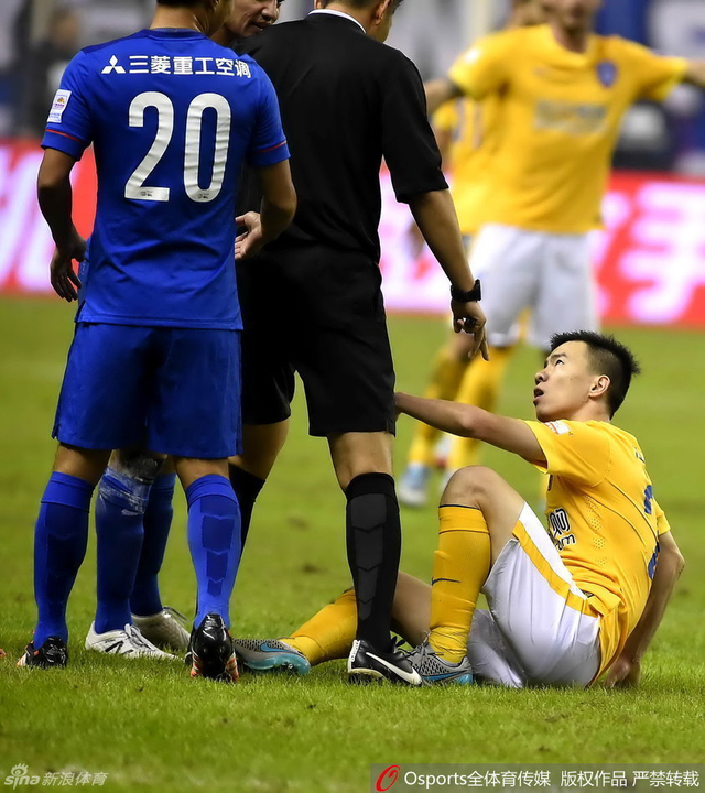 裁判示意孙可起来