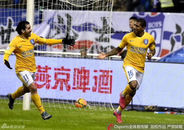 萨米尔和埃斯库德罗庆祝进球