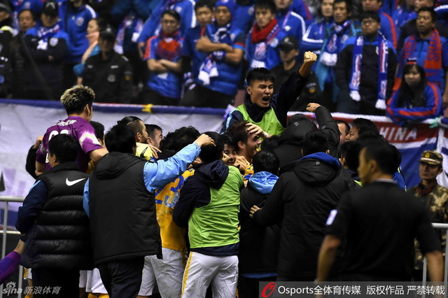 舜天队员和工作人员激动拥抱