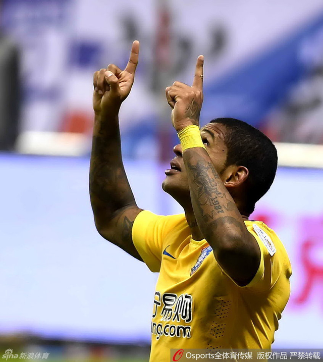 萨米尔双手指天