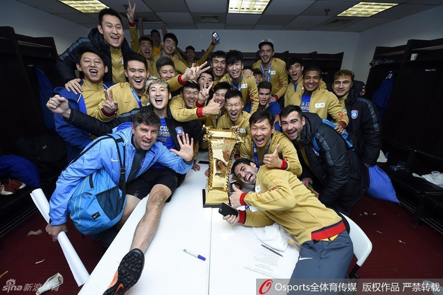 更衣室疯狂庆祝