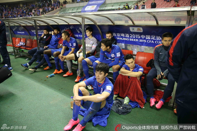 申花球员场边失落