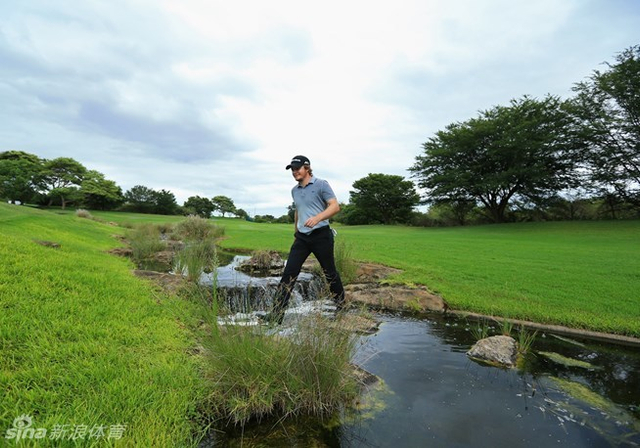 艾迪-佩珀罗尔走过小河