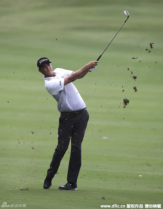 击球溅起的草皮