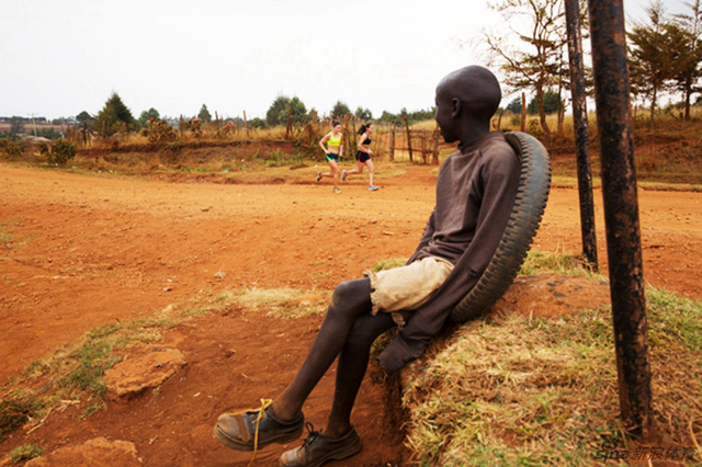 09-当地农民羡慕地看着这些跑者