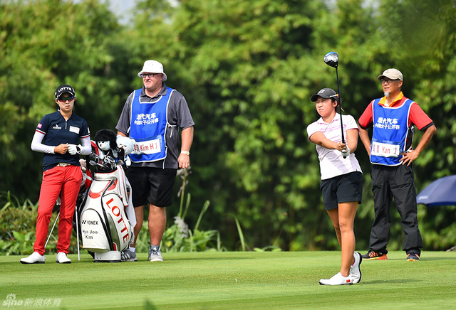 金孝周注视阎菁开球