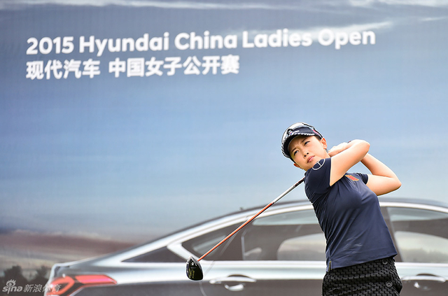 黎佳韵表情专注