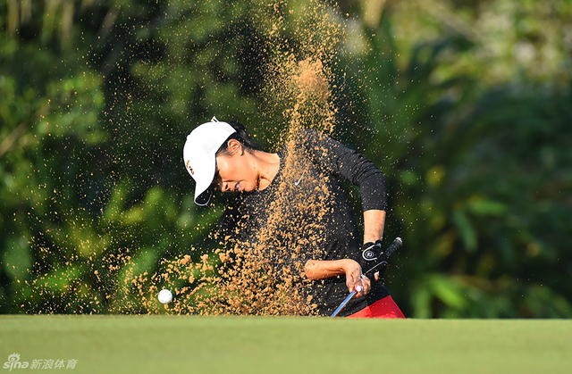 何沐妮沙坑救球