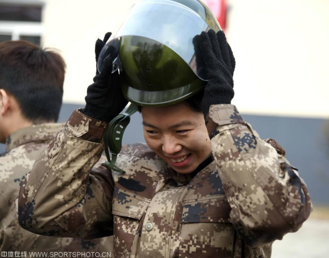 李晓霞戴头盔