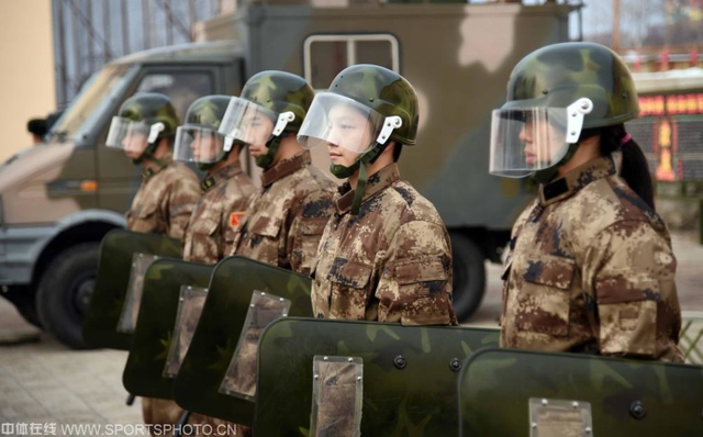 李晓霞樊振东练习防爆盾牌术
