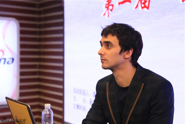 记录台外国帅哥