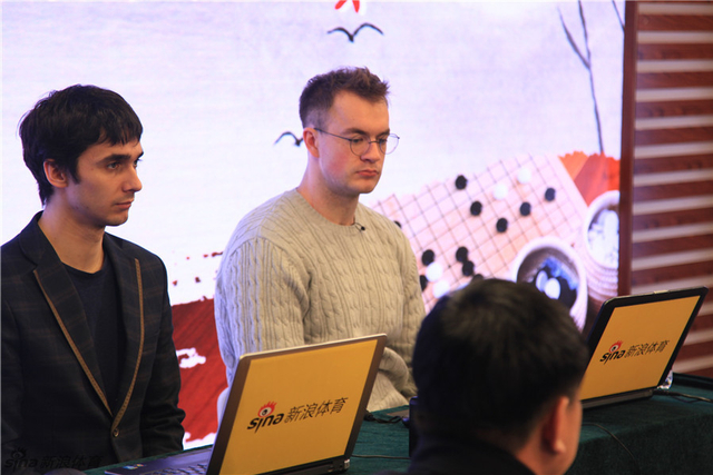 两位国外棋友坐镇记录台