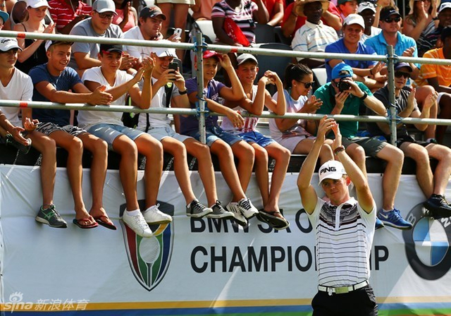 接受主场观众膜拜