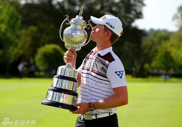 亲吻国家公开赛奖杯