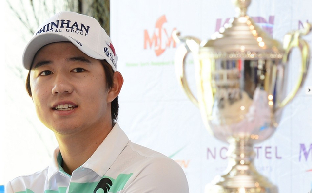 宋永汉望向奖杯