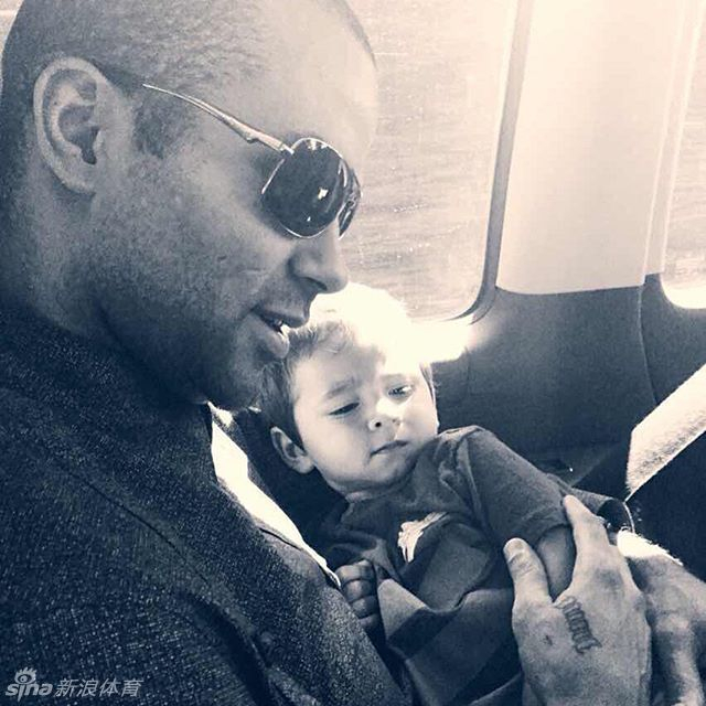 帕克怀抱大儿子，幸福之情溢于言表