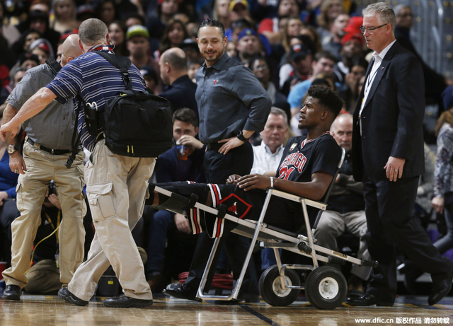 巴特勒被推下场