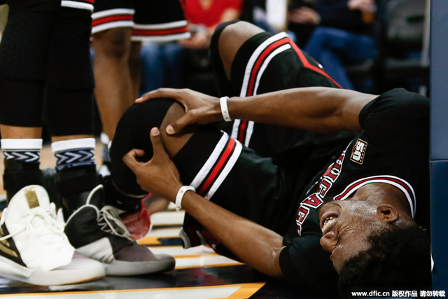 巴特勒痛苦倒地