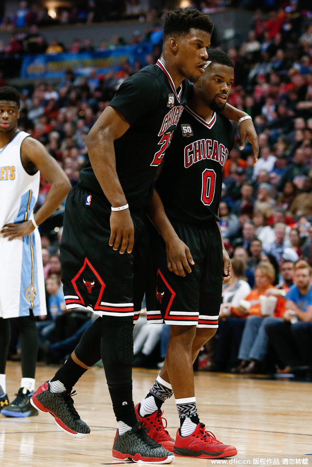 巴特勒被小布搀扶下场