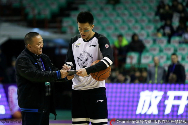 郭艾伦耐心为球迷签名